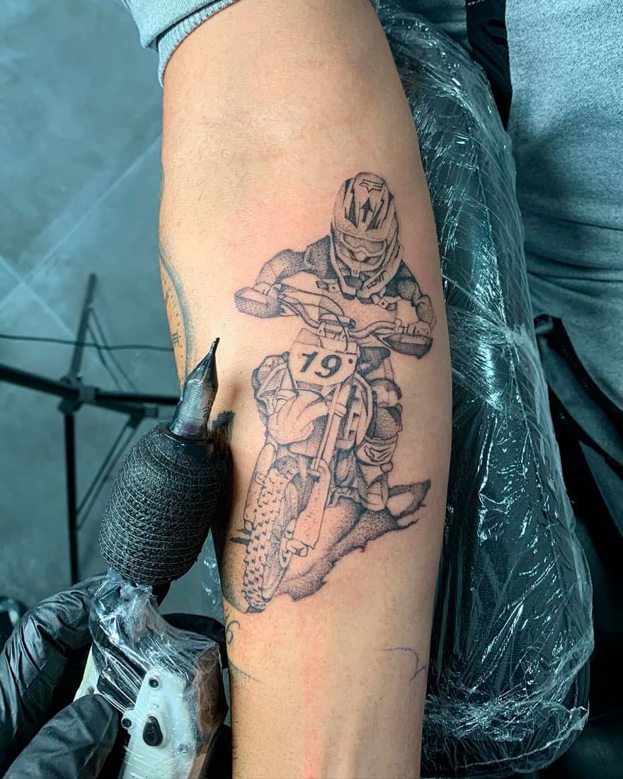 Detalle del proceso de tatuaje en el estudio Icetattoo de Pontevedra