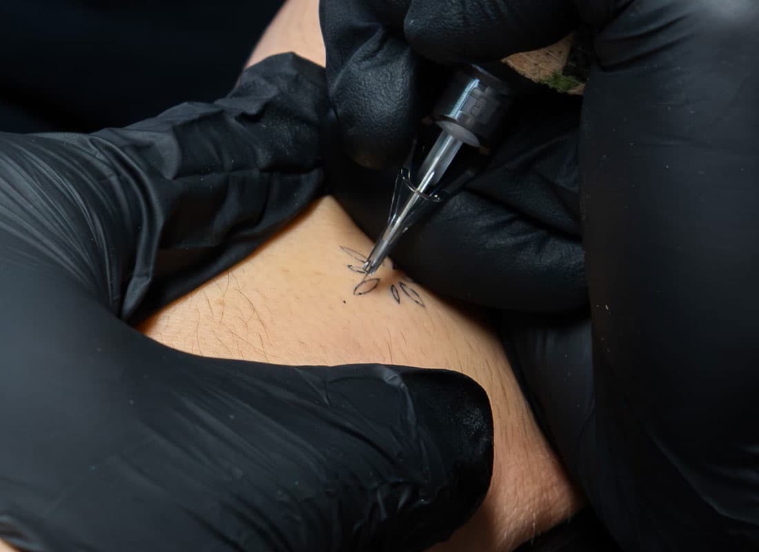 Tatuador profesional trabajando en el estudio Icetattoo de Pontevedra