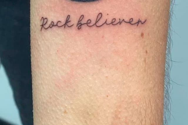 Tatuajes minimalistas de línea fina realizados en Pontevedra